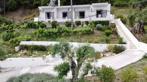 George's Sea View Apartments in Mesongi