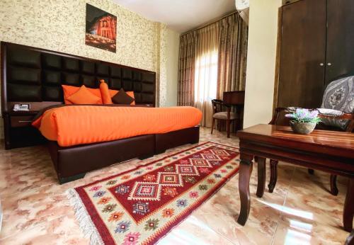 Deluxe Double or Twin Room image 8