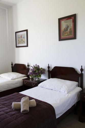 2 twin beds