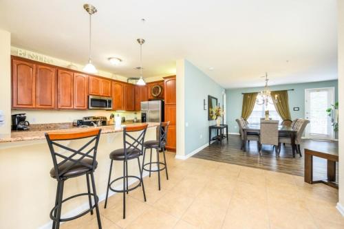 4 Bedroom Lake View Condo - CDC COMPLIANT condo - image 5