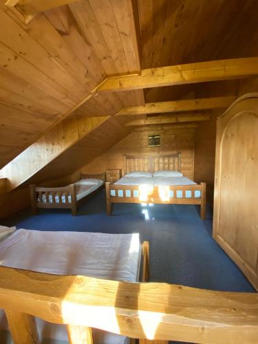 1 double bed, 2 twin beds