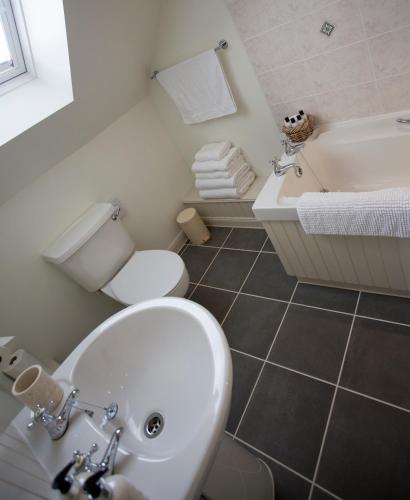 Bathroom, Cruinn Bheinn Luxury Self Catering Apartments in Eyre