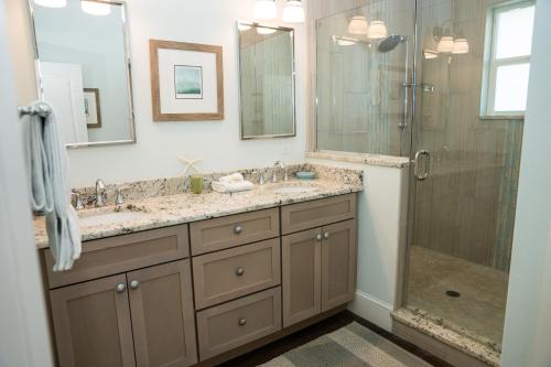 4 Bed 3 Bath BUNGALOW Heated Pool and Spa Bikes Kayaks free WiFi - image 7