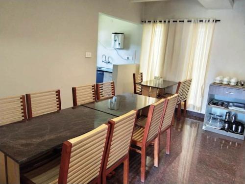 Exterior view, DEW DROP INN in Rose Garden