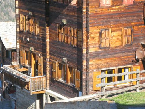 Alpia 26 - Zwei Zimmerwohnung in traditionellem Walliser Haus in Gasenried, Schweiz