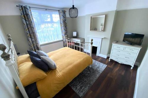 Spacious 2 Bed APT sleeps 4 near Bournemouth Beach in Redhill
