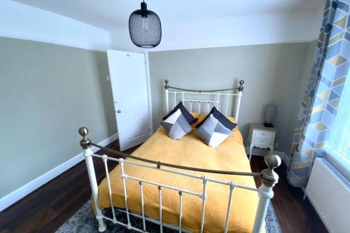 Spacious 2 Bed APT sleeps 4 near Bournemouth Beach in Redhill