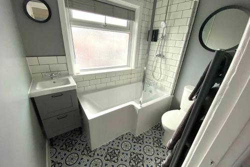 Bathroom, Spacious 2 Bed APT sleeps 4 near Bournemouth Beach in Redhill
