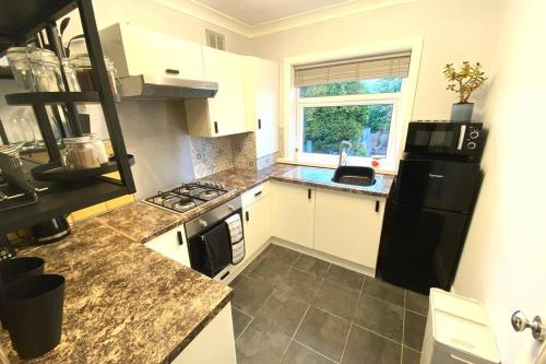 Kitchen, Spacious 2 Bed APT sleeps 4 near Bournemouth Beach in Redhill
