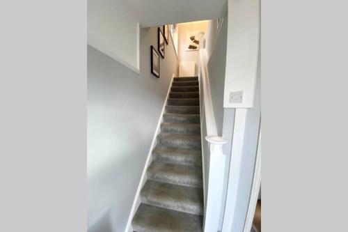 Entrance, Spacious 2 Bed APT sleeps 4 near Bournemouth Beach in Redhill