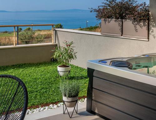 Zaloo, Luxury Apartment with Sea-View and Jacuzzi - Tap to explore photos