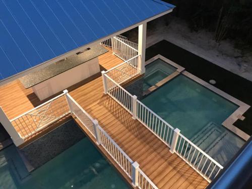 Steps to beach STUNNING Custom Home Outdoor Bar Heated Pool & Spa 6 Flat screen TVs Free WiFi