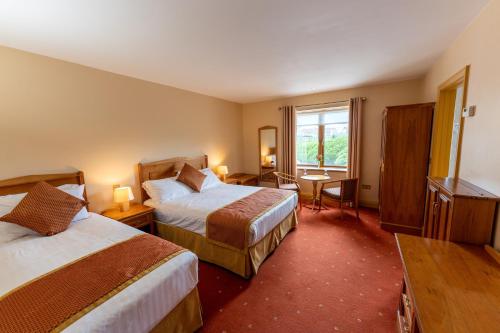 1 queen bed, 1 twin bed