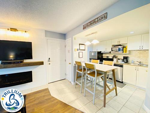 bucătărie, Slopeside Blue Mountain Condo - Wifi, Linens/Towels, Ski In/Out in The Blue Mountains (ON)
