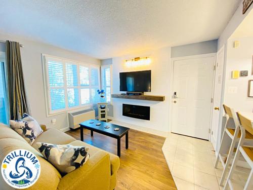 . Slopeside Blue Mountain Condo - Wifi, Linens/Towels, Ski In/Out