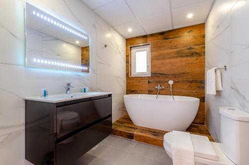 Ultra-Modern 3BR Apartment w/Hot Tub + Incredible Sea Views