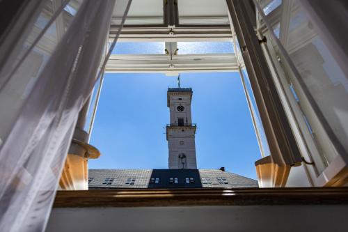 Luxury apartment with Rynok square view - image 2