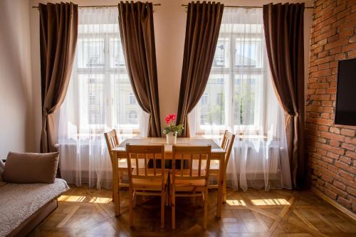 Luxury apartment with Rynok square view - image 3