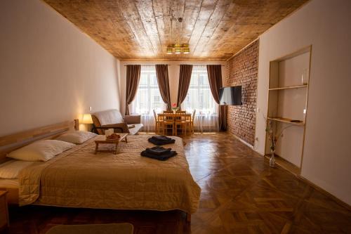 Luxury apartment with Rynok square view - image 12