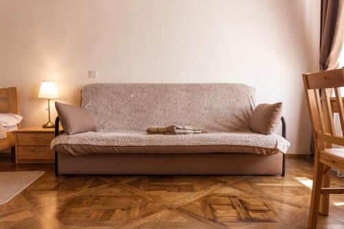 Luxury apartment with Rynok square view - image 10
