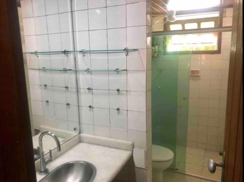 Casa em condominio com piscina natural em Angra