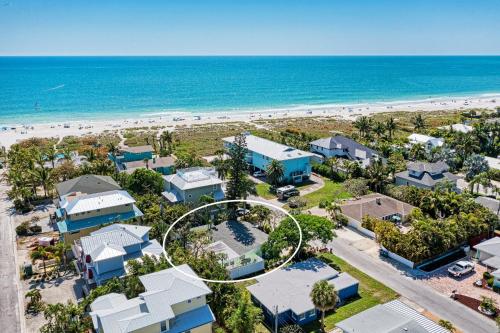 Seconds to the sand! West of Gulf Drive Dog Friendly