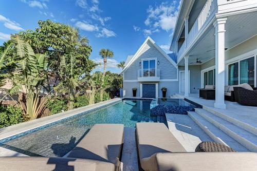 Brand New Luxe 4 Bedroom plus Nanny suite Heated pool spa bikes - image 2