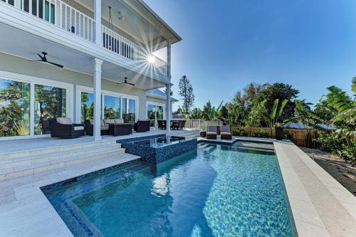 Brand New Luxe 4 Bedroom plus Nanny suite Heated pool spa bikes - image 4