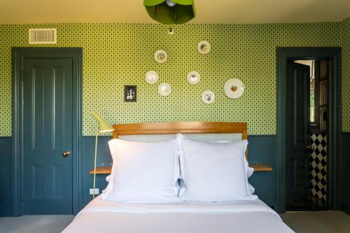 301780654 The Maidstone Hotel