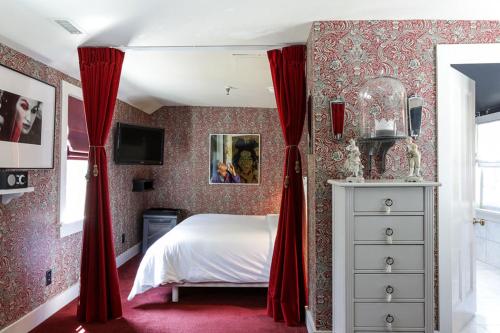 301782969 The Maidstone Hotel