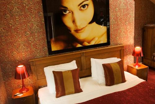 301785737 The Maidstone Hotel