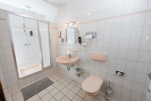 Bathroom, Zum Alten Fahrhaus - Bed & Breakfast in Wrohm