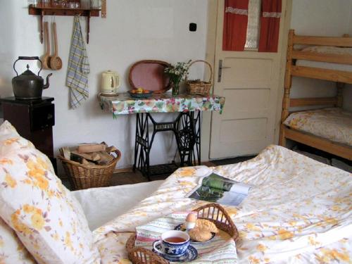 1 queen bed, 1 bunk bed