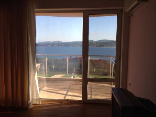2 bedrooms, 5 beds