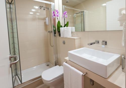 Double or Twin Room with City View image 3