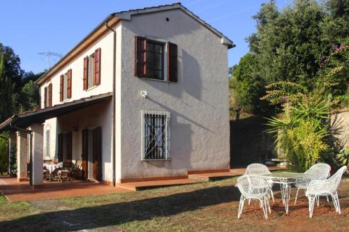  Holiday Home Le Rondini Pietrasanta-Strettoia - ITO01101d-F, Pension in Montignoso