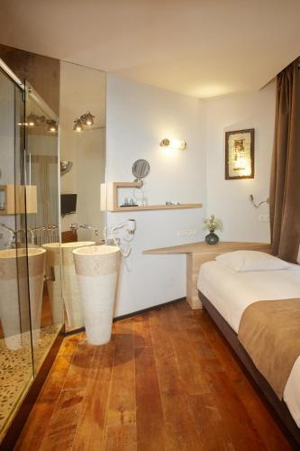 Small Single Room image 2