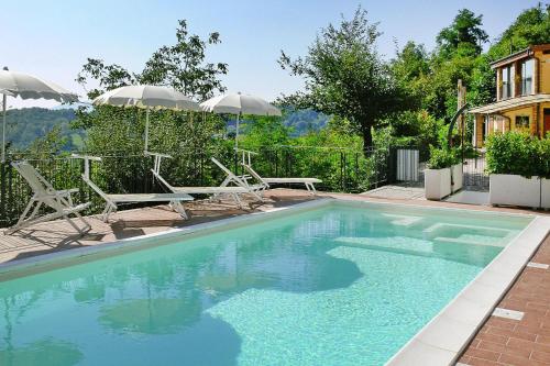 . Apartment in Montefortino with communal pool