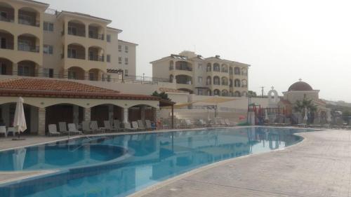 Cozy 2 bedrooms apartment in complex with swimming pools and beautiful view