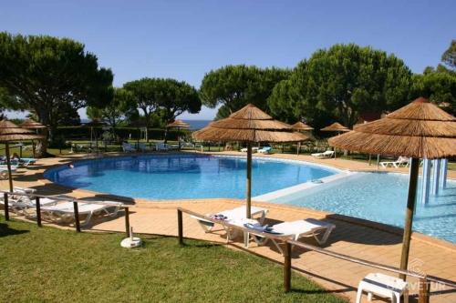 Oura Sunrise Apartment & Pool & Wi-Fi & Oura Beach & Oura Strip Albufeira