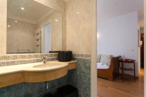 Nice Studio in the center of Paris CAPUCINES - image 11