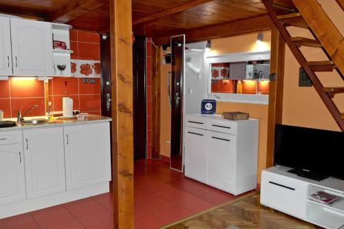 Halkoz Apartment - image 8