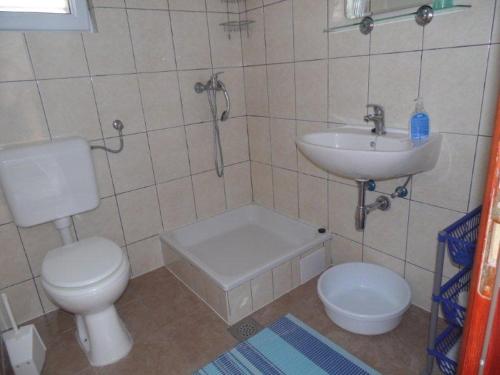 Apartment in Lokva Rogoznica with sea view, balcony, air conditioning, WiFi (3336-1)