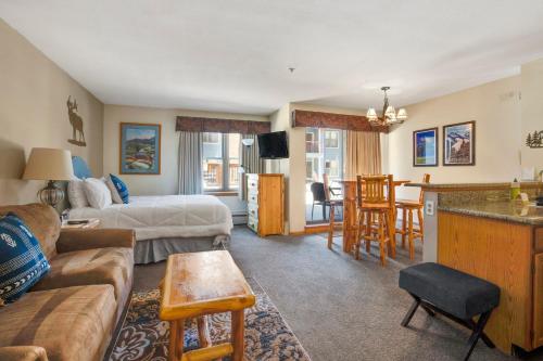 Heart of Breck Studio Hot tub Pool and Parking - image 4