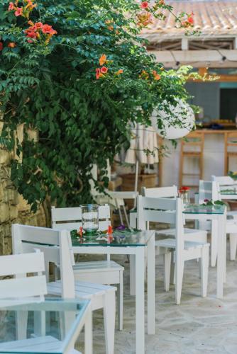 Die Zwei Bruder Art & Suites in Adelianos Kampos