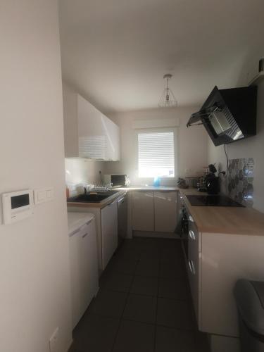 Kitchen, Appartement T2 accessible PMR avec terrasse et garage in Rodez