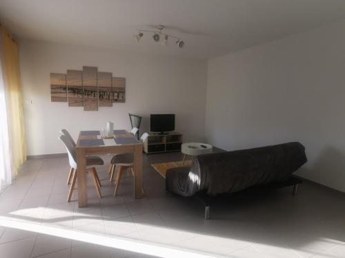 Shared lounge/TV area, Appartement T2 accessible PMR avec terrasse et garage in Rodez