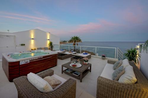 Casa Latino - Oceanfront - Luxury & Charming villa- Jacuzzi at Rooftop