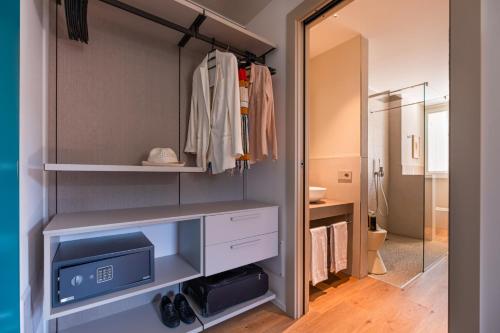 Deluxe Double Room with Balcony image 9