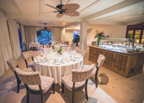 Restaurant, Exclusiva Suite en Luxury Coronado Beach Club Privado con Piscinas y Golf in Playa Coronado